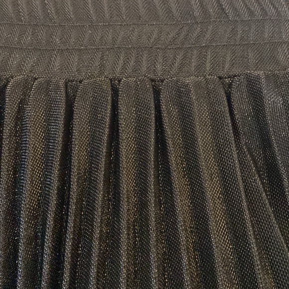 Pleated black skirt with gold shimmer. - Picture 6 of 11